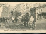 une photo en noir et blanc représentant un groupe de chevaux tirant une charrette