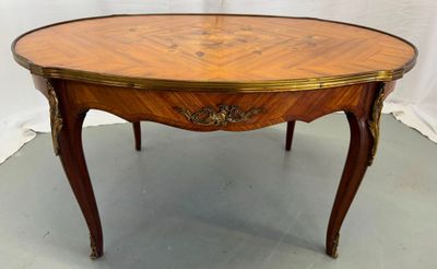 une table sur laquelle est posé un plateau en bois