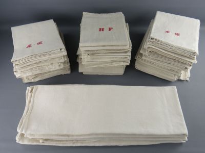 Plusieurs serviettes sont empilées les unes sur les autres sur une table