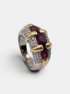 un gros plan d'une bague sertie d'un rubis et de diamants