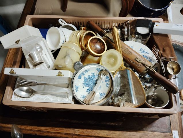 Lot de couverts en coffrets, tasses de style anglais, fourchettes...