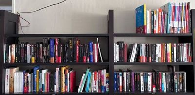 une étagère avec un tas de livres dessus