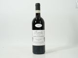 une bouteille de vin posée sur une table