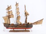 une maquette en bois d'un voilier posée sur un socle