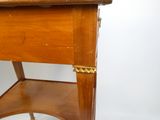 une petite table en bois sur laquelle est posé un miroir