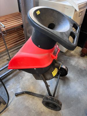 une tondeuse à gazon rouge et noire garée dans un garage