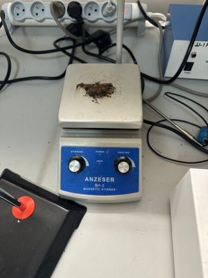 une image représentant une table sur laquelle se trouvent plusieurs câbles et un appareil