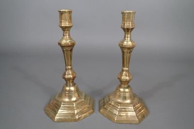 Paire de bougeoirs en laiton de forme balustre à pans.