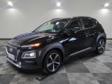 un SUV Hyundai Kona noir de 2020 garé dans un garage