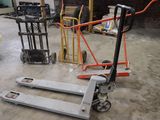 un chariot à roulettes posé au milieu d'une pièce