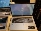 trois ordinateurs portables posés sur une table