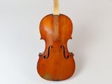 un vieux violon posé sur une surface blanche