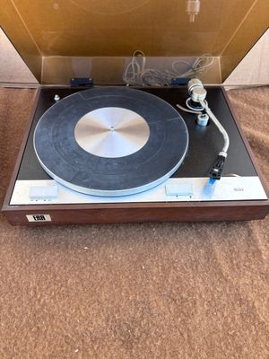 un tourne-disque posé par terre