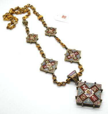 une image représentant un collier orné d'une croix, posé sur un fond blanc