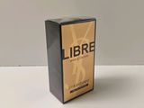 une photo d'un flacon de parfum « Libree » posé sur une table