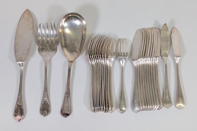 beaucoup de cuillères et de fourchettes en argent sur la table