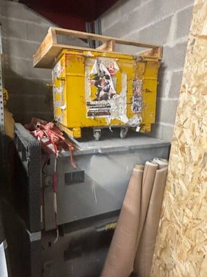 une boîte jaune posée sur une table dans une pièce