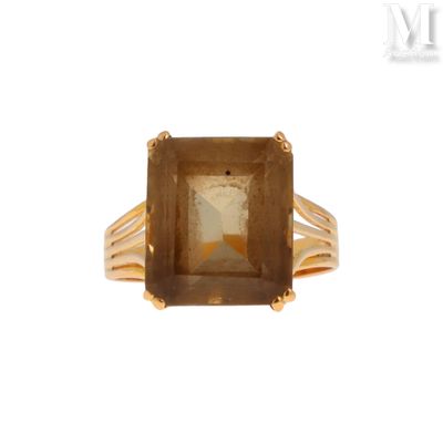 une image représentant une bague en or sertie d'un quartz fumé