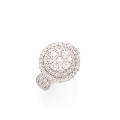 une bague en diamant et or blanc, signée Van Cleef