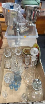 une table sur laquelle sont disposés de nombreux verres