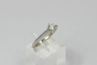 TIFFANY & CO. Bague solitaire en platine (850 millièmes) ser…