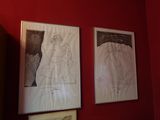 deux tableaux encadrés accrochés au mur d'une chambre rouge