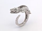 une image représentant une bague en argent sur laquelle figure un lézard vu de profil