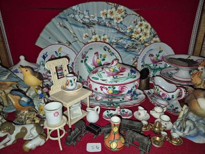 de nombreux types de vaisselle exposés sur une table rouge