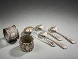 cinq cuillères en argent et deux cuillères en argent sur une table