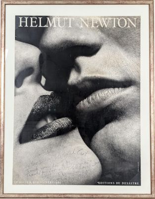 Grande affiche d’une photographie de Helmut NEWTON « Le bais… - Photo 1