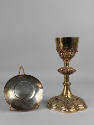 deux gobelets en argent et en or et un plat en argent