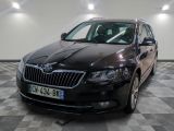 la photo d'une voiture noire garée dans un garage