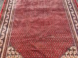 un tapis rouge orné d'un motif en médaillon