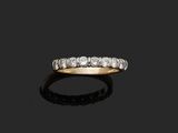 une bague à cinq pierres en diamant