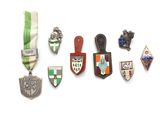 un grand nombre de badges sur une surface blanche