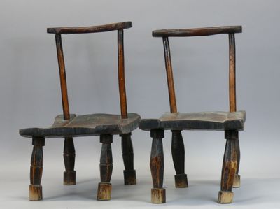 Deux chaises en bois dur à belle patine sombre d’usage, à l’…