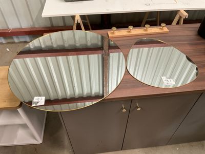 deux miroirs posés sur une table dans une pièce