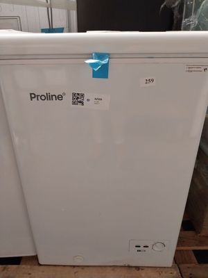 un réfrigérateur blanc posé sur une palette dans une pièce