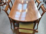 une photo d'une table à manger et de chaises dans un magasin