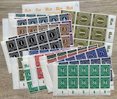 tout un tas de timbres différents sur la table