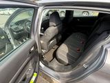 une voiture garée sur un parking, dont la portière est ouverte