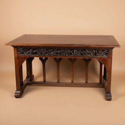 Table reconstituée en noyer à décor de fenestrages et feuill…