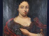 une peinture à l'huile représentant une femme en robe rouge posée sur un chevalet en bois