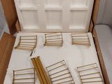 une boîte en carton contenant tout un tas d'épingles à cheveux