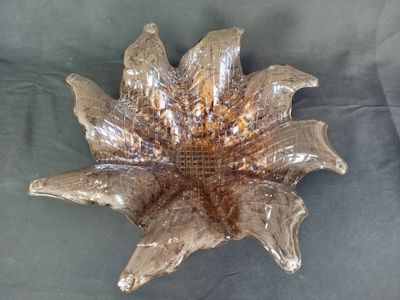 un bol en verre orné d'un motif en forme de feuille