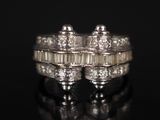 gros plan d'une bague en diamant sur une surface noire
