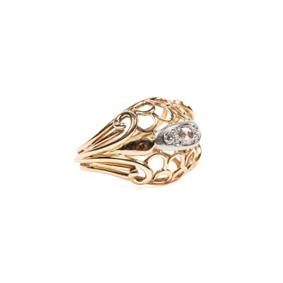 gros plan d'une bague en or et diamants sur fond blanc