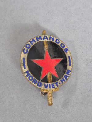 un gros plan d'un insigne orné d'une étoile rouge