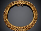 un bracelet en or orné d'une tête de lion
