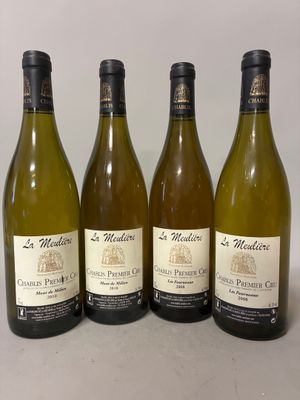 quatre bouteilles de vin sont alignées sur une table